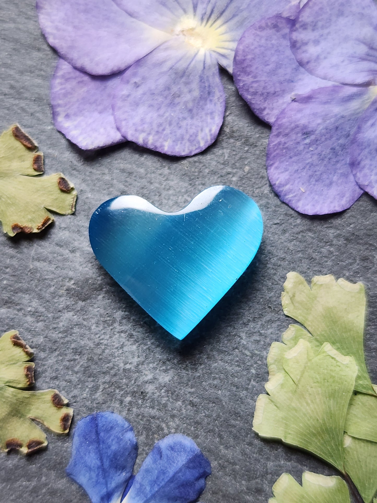 Fiber optic cat's eye glass heart