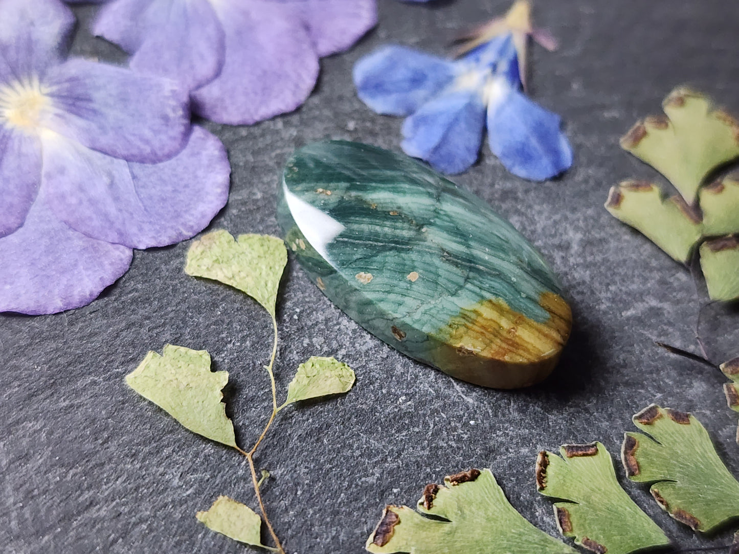 Gary green jasper / Larsonite