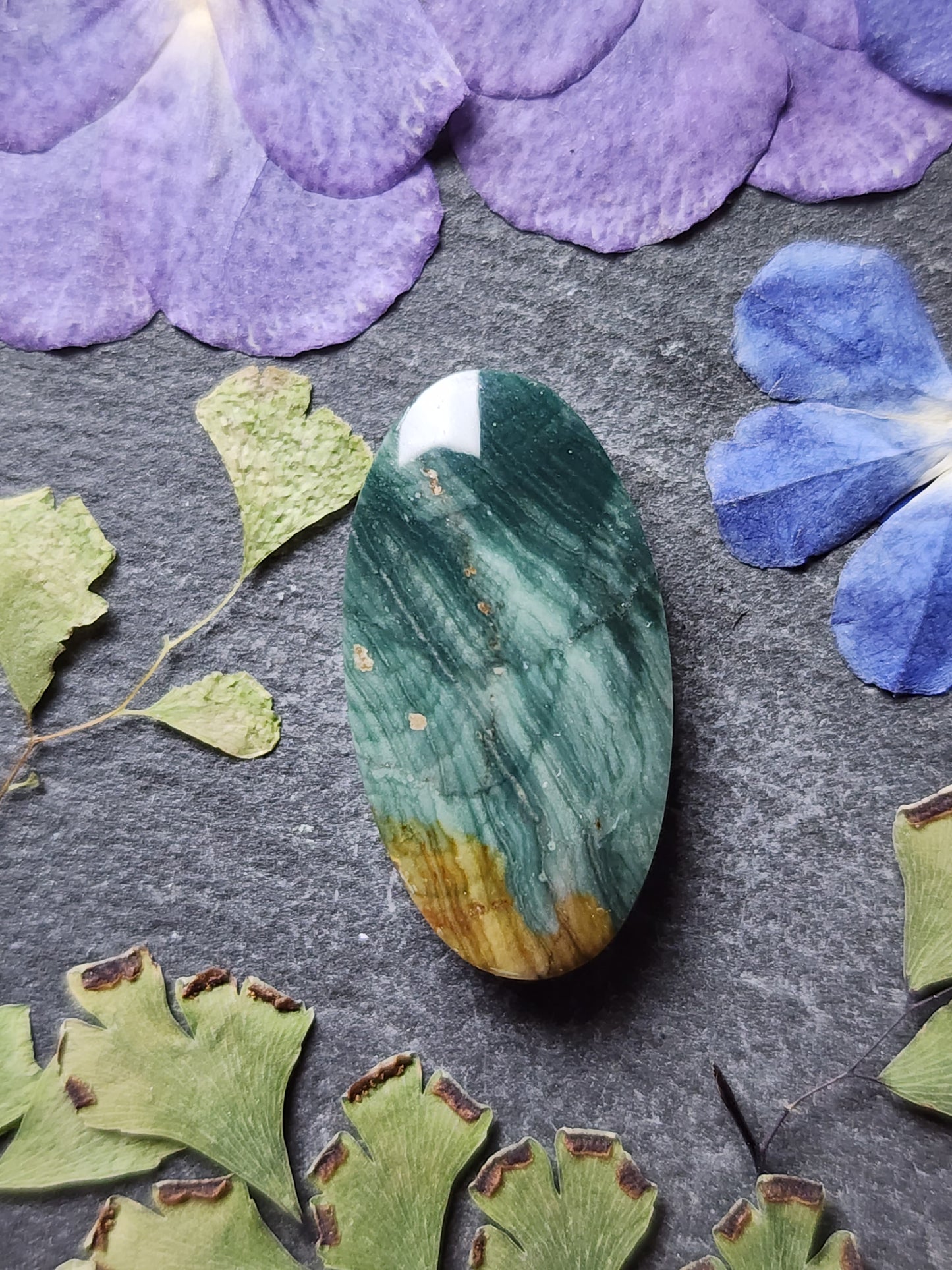 Gary green jasper / Larsonite