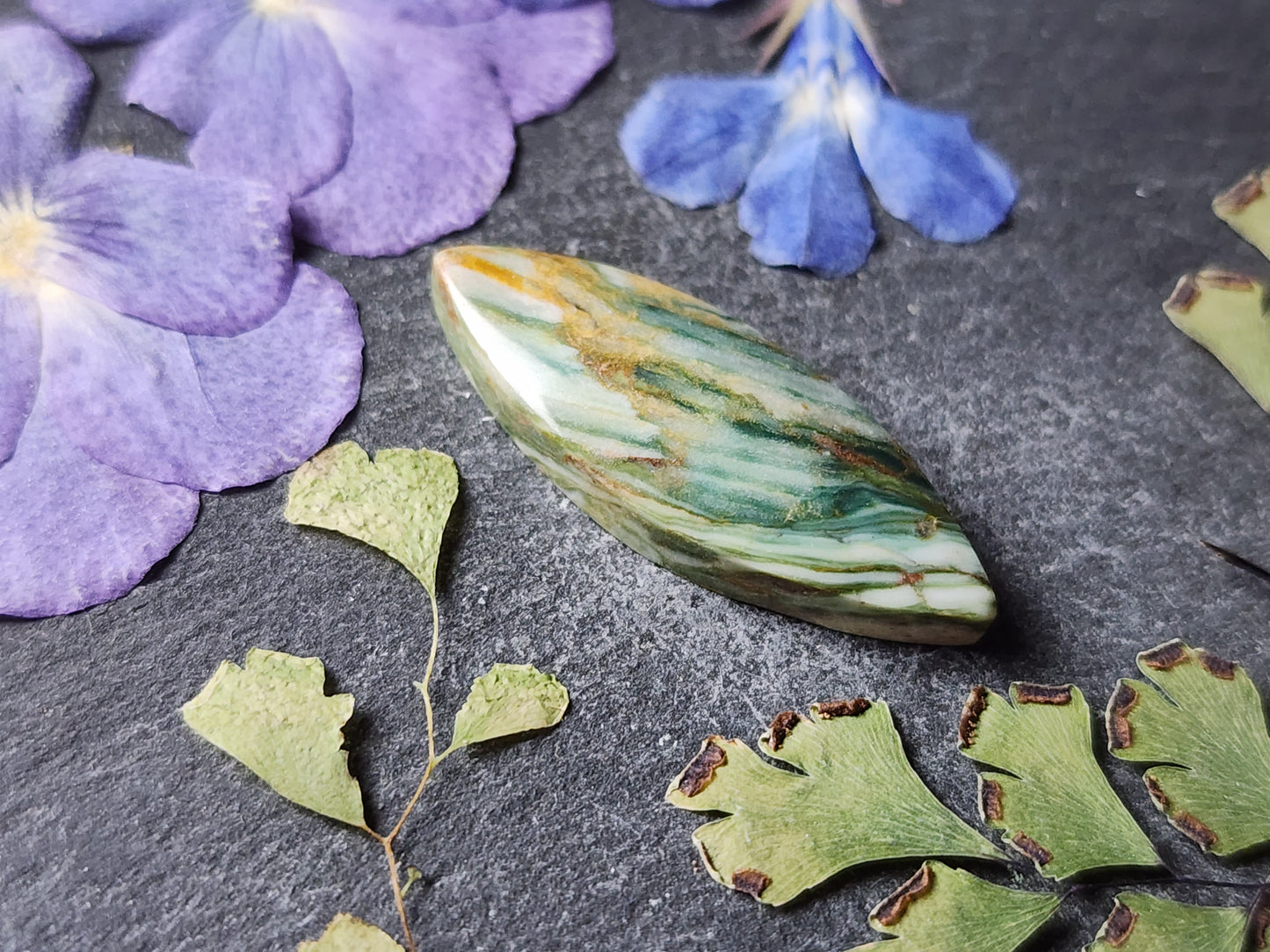 Gary green jasper / Larsonite