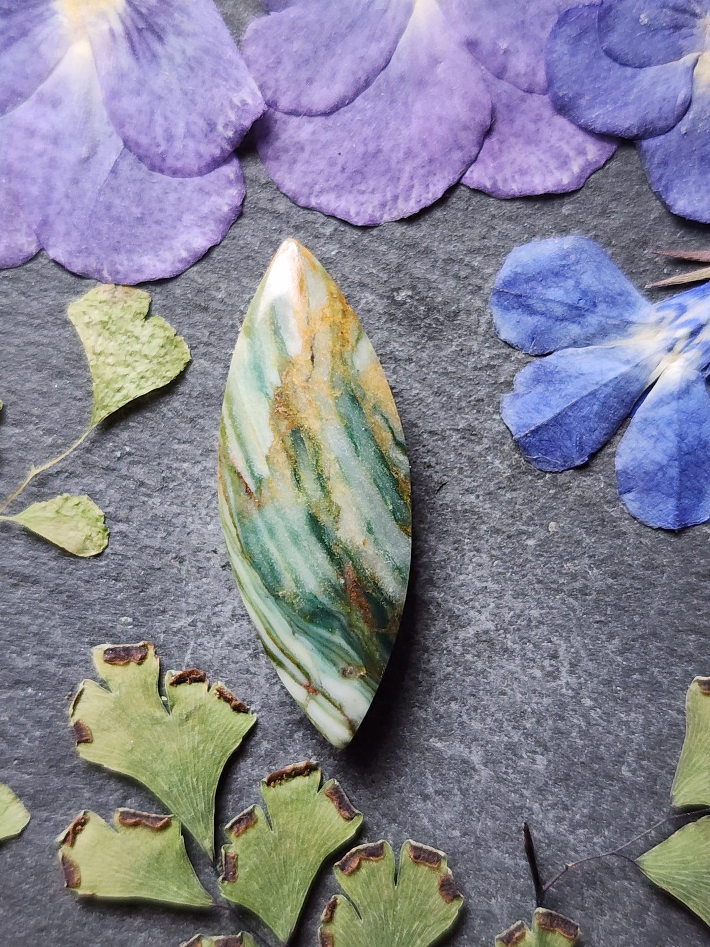 Gary green jasper / Larsonite