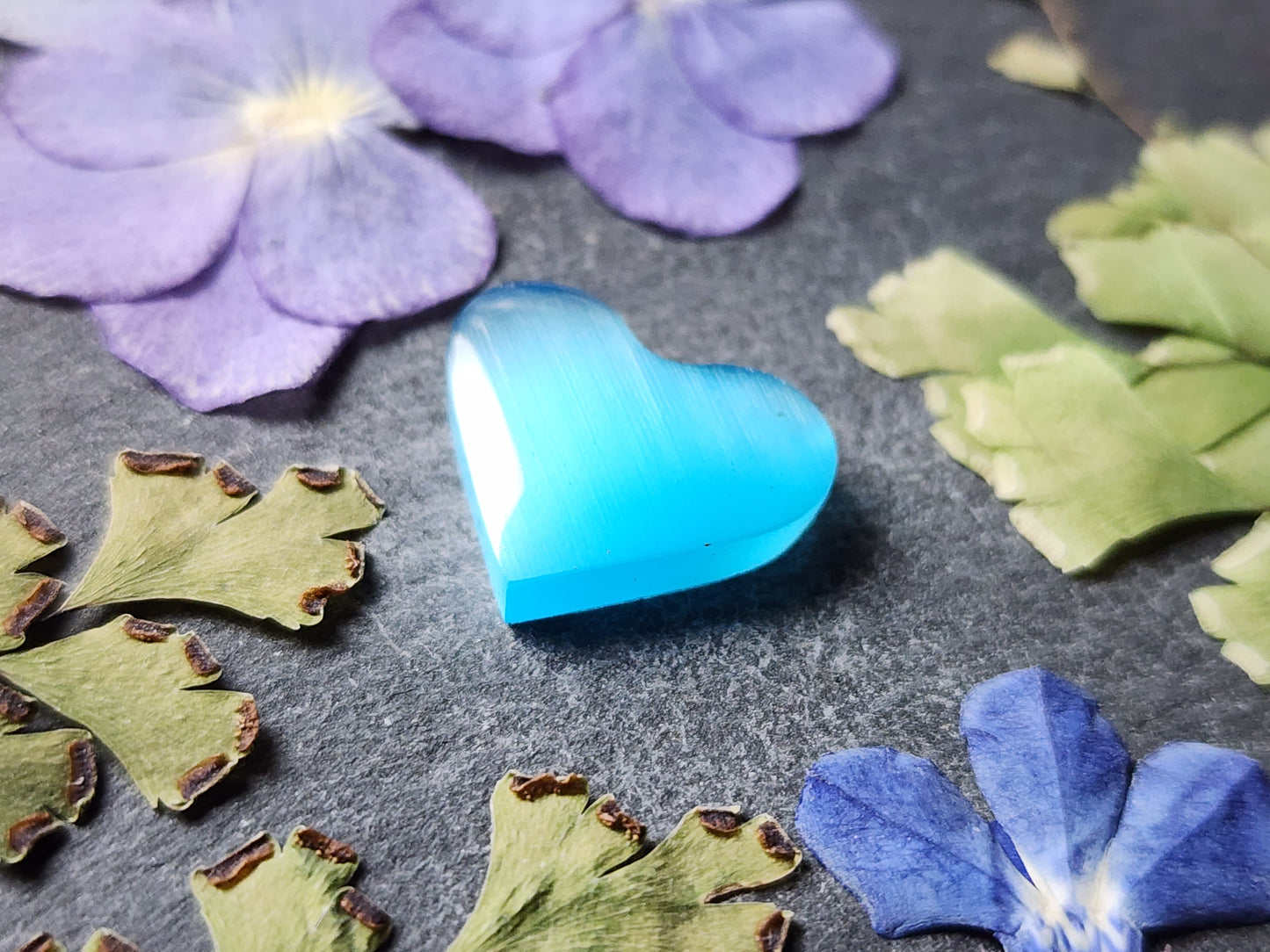 Fiber optic cat's eye glass heart