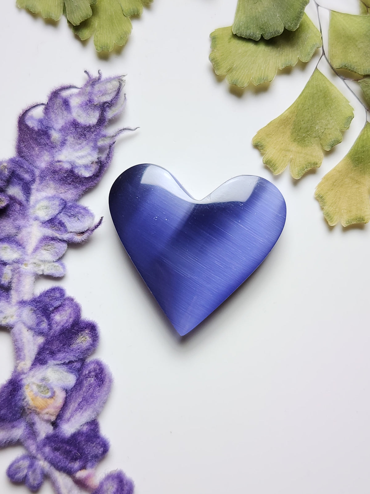 Fiber optic cat's eye glass heart